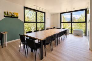 Salle de réunion lumineuse aménagée pour une réunion professionnelle