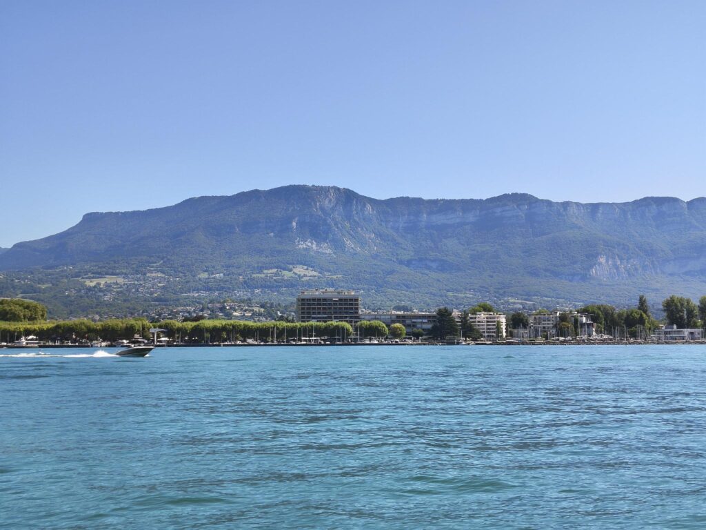 Lac du Bourget et montagnes à Aix-les-Bains