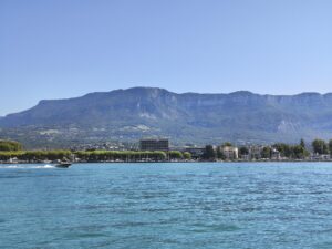 Lac du Bourget et montagnes à Aix-les-Bains